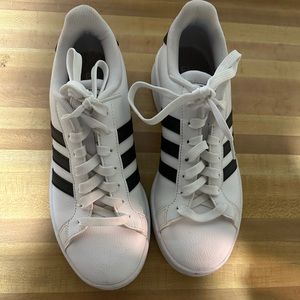 Women’s Adidas Tennis Shoe
